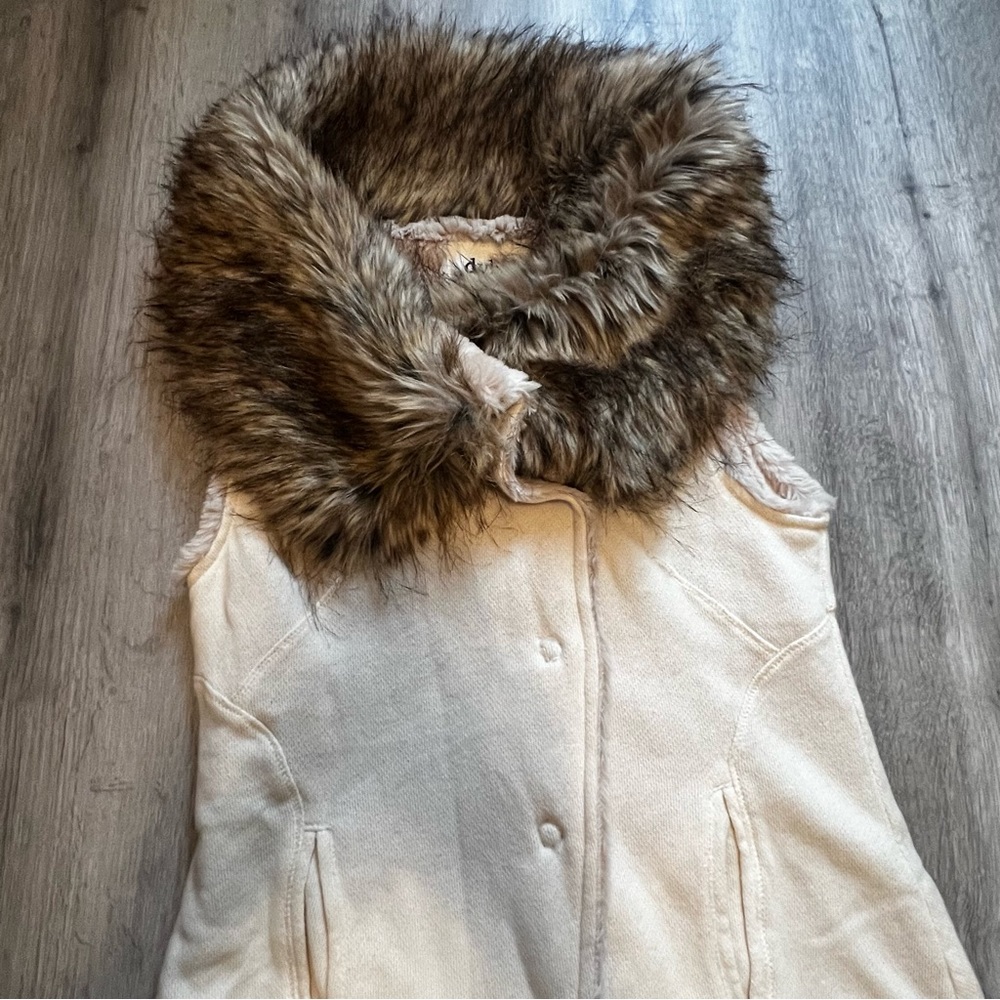 Dylan’s women’s cotton vest, super soft faux feathers